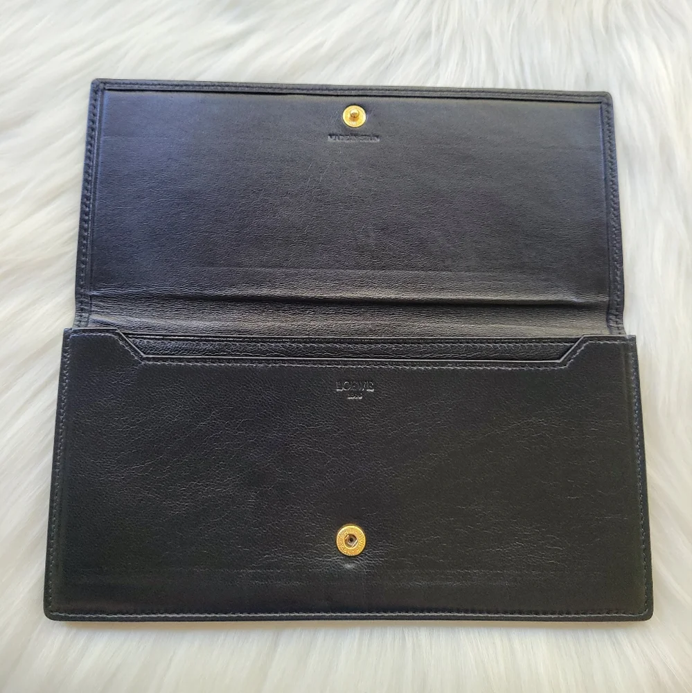 Loewe anagram black